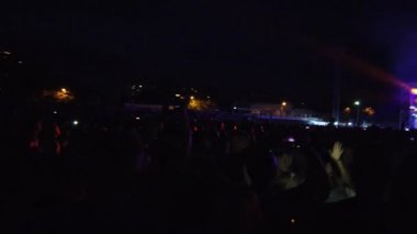 Odessa, Ukrayna, Avrupa - 30 Temmuz 2019: Monatik grubunun açık hava stadyumunda konseri. Konser sırasında monatik taraftarları stadyumda. Seyirci ile sahne görünümü. Işık spotışıkları.