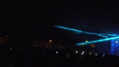 Odessa, Ukrayna, Avrupa - 30 Temmuz 2019: Monatik grubunun açık hava stadyumunda konseri. Konser sırasında monatik taraftarları stadyumda. Seyirci ile sahne görünümü. Işık spotışıkları.