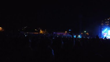 Odessa, Ukrayna, Avrupa - 30 Temmuz 2019: Monatik grubunun açık hava stadyumunda konseri. Konser sırasında monatik taraftarları stadyumda. Seyirci ile sahne görünümü. Işık spotışıkları.