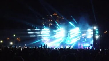 Odessa, Ukrayna, Avrupa - 30 Temmuz 2019: Monatik grubunun açık hava stadyumunda konseri. Konser sırasında monatik taraftarları stadyumda. Seyirci ile sahne görünümü. Işık spotışıkları.