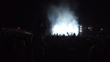 Odessa, Ukrayna, Avrupa - 30 Temmuz 2019: Monatik grubunun açık hava stadyumunda konseri. Konser sırasında monatik taraftarları stadyumda. Seyirci ile sahne görünümü. Işık spotışıkları.