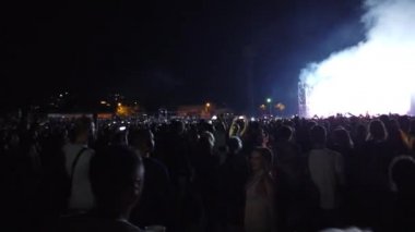 Odessa, Ukrayna, Avrupa - 30 Temmuz 2019: Monatik grubunun açık hava stadyumunda konseri. Konser sırasında monatik taraftarları stadyumda. Seyirci ile sahne görünümü. Işık spotışıkları.