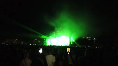 Odessa, Ukrayna, Avrupa - 30 Temmuz 2019: Monatik grubunun açık hava stadyumunda konseri. Konser sırasında monatik taraftarları stadyumda. Seyirci ile sahne görünümü. Işık spotışıkları.