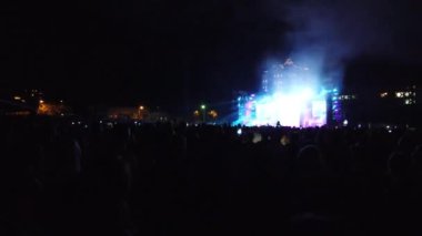 Odessa, Ukrayna, Avrupa - 30 Temmuz 2019: Monatik grubunun açık hava stadyumunda konseri. Konser sırasında monatik taraftarları stadyumda. Seyirci ile sahne görünümü. Işık spotışıkları.