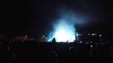 Odessa, Ukrayna, Avrupa - 30 Temmuz 2019: Monatik grubunun açık hava stadyumunda konseri. Konser sırasında monatik taraftarları stadyumda. Seyirci ile sahne görünümü. Işık spotışıkları.