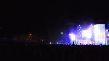 Odessa, Ukrayna, Avrupa - 30 Temmuz 2019: Monatik grubunun açık hava stadyumunda konseri. Konser sırasında monatik taraftarları stadyumda. Seyirci ile sahne görünümü. Işık spotışıkları.