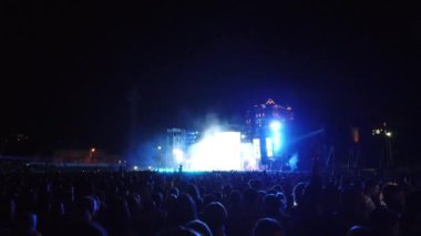 Odessa, Ukrayna, Avrupa - 30 Temmuz 2019: Monatik grubunun açık hava stadyumunda konseri. Konser sırasında monatik taraftarları stadyumda. Seyirci ile sahne görünümü. Işık spotışıkları.