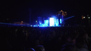 Odessa, Ukrayna, Avrupa - 30 Temmuz 2019: Monatik grubunun açık hava stadyumunda konseri. Konser sırasında monatik taraftarları stadyumda. Seyirci ile sahne görünümü. Işık spotışıkları.