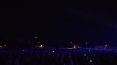 Odessa, Ukrayna, Avrupa - 30 Temmuz 2019: Monatik grubunun açık hava stadyumunda konseri. Konser sırasında monatik taraftarları stadyumda. Seyirci ile sahne görünümü. Işık spotışıkları.