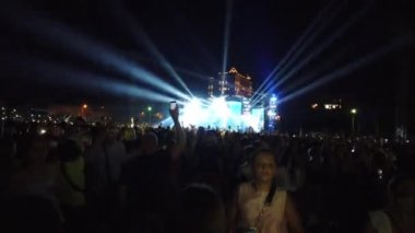 Odessa, Ukrayna, Avrupa - 30 Temmuz 2019: Monatik grubunun açık hava stadyumunda konseri. Konser sırasında monatik taraftarları stadyumda. Seyirci ile sahne görünümü. Işık spotışıkları.