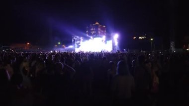 Odessa, Ukrayna, Avrupa - 30 Temmuz 2019: Monatik grubunun açık hava stadyumunda konseri. Konser sırasında monatik taraftarları stadyumda. Seyirci ile sahne görünümü. Işık spotışıkları.