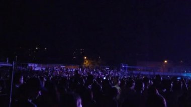 Odessa, Ukrayna, Avrupa - 30 Temmuz 2019: Monatik grubunun açık hava stadyumunda konseri. Konser sırasında monatik taraftarları stadyumda. Seyirci ile sahne görünümü. Işık spotışıkları.