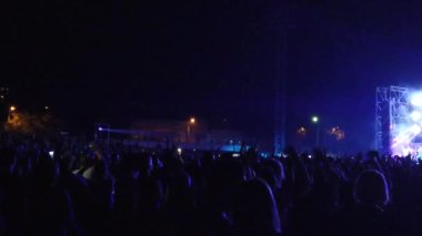 Odessa, Ukrayna, Avrupa - 30 Temmuz 2019: Monatik grubunun açık hava stadyumunda konseri. Konser sırasında monatik taraftarları stadyumda. Seyirci ile sahne görünümü. Işık spotışıkları.