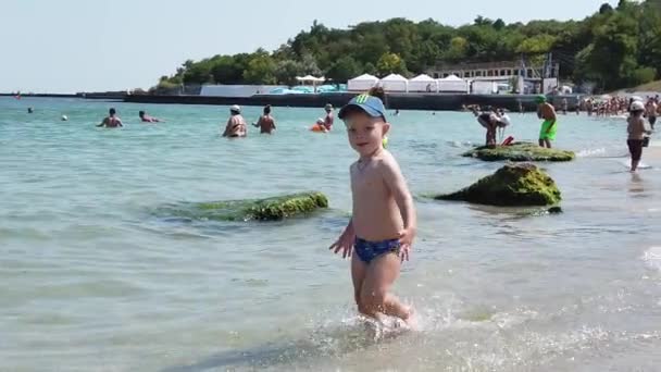 Odessa Ucrania Europa Julio 2019 Niño Feliz Corriendo Largo Orilla — Vídeos de Stock