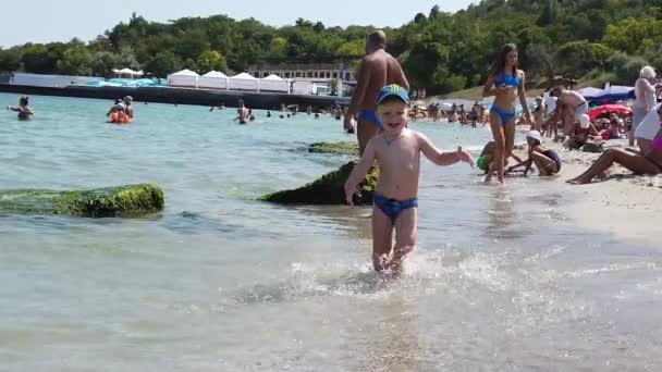 Odessa Ukrayna Avrupa Temmuz 2019 Deniz Kıyısında Koşan Mutlu Çocuk — Stok video