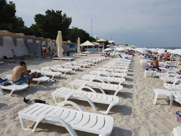 Deniz kıyısında boş plaj sandalyeleri. Th şezlong lots — Stok fotoğraf