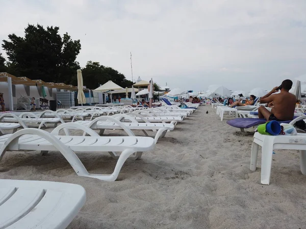 Deniz kıyısında boş plaj sandalyeleri. Th şezlong lots — Stok fotoğraf