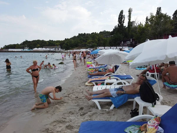 İnsanlar Karadeniz sahilinde dinlenebilir. — Stok fotoğraf