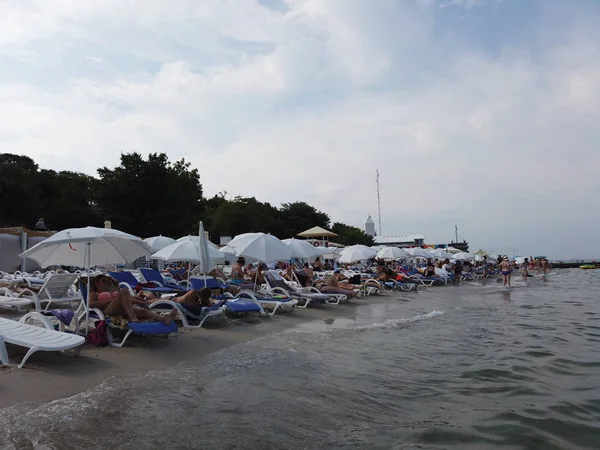 İnsanlar Karadeniz sahilinde dinlenebilir. — Stok fotoğraf