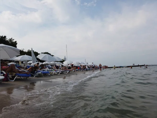 İnsanlar Karadeniz sahilinde dinlenebilir. — Stok fotoğraf