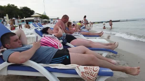 Odessa Ucrania Europa Julio 2019 Personas Descansando Las Tumbonas Mirando — Vídeos de Stock