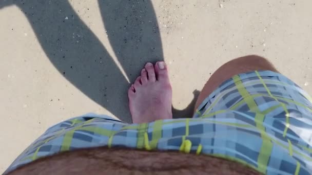 Αρσενικά Πόδια Θαλασσινό Νερό Ανδρικά Πόδια Πατάνε Υγρή Άμμο — Αρχείο Βίντεο