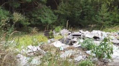 Ormandaki çöp dağı. Ağaçlardaki endüstriyel çöpler