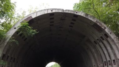 Yeraltı tünelinin terk edilmiş elementi..