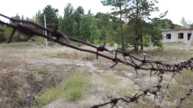 Eski bir çitin dikenli telleri. Kısıtlı alan. 