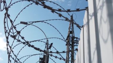 Hassas bir tesisin çitlerinde dikenli teller var..