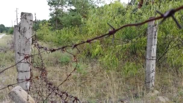 Stacheldraht Einem Alten Zaun Sperrgebiet — Stockvideo