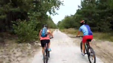 Kiev, Ukrayna, Avrupa - Ağustos 2019: Orman yolunda bisiklet sürmek. Ormanda bir bisikletçi bir yolda gidiyor. Ormanda bisiklet turu.