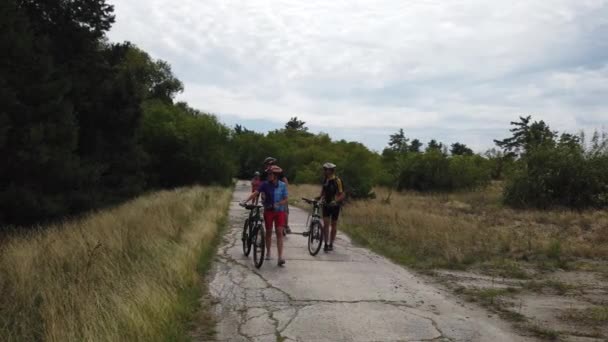 Kiev Oekraïne Europa Augustus 2019 Fietstocht Een Bosweg Een Fietser — Stockvideo