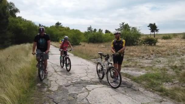 キエフ ウクライナ ヨーロッパ 8月2019 森林道路上の自転車に乗る サイクリストが森の中の道を走る 森を自転車で巡るツアー — ストック動画