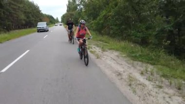 Kiev, Ukrayna, Avrupa - Ağustos 2019: Orman yolunda bisiklet sürmek. Ormanda bir bisikletçi bir yolda gidiyor. Ormanda bisiklet turu.