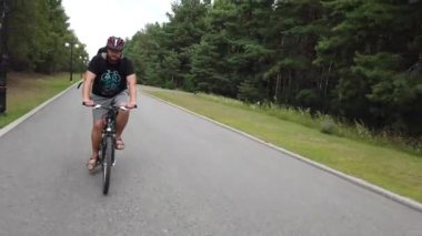 Kiev, Ukrayna, Avrupa - Ağustos 2019: Orman yolunda bisiklet sürmek. Ormanda bir bisikletçi bir yolda gidiyor. Ormanda bisiklet turu.