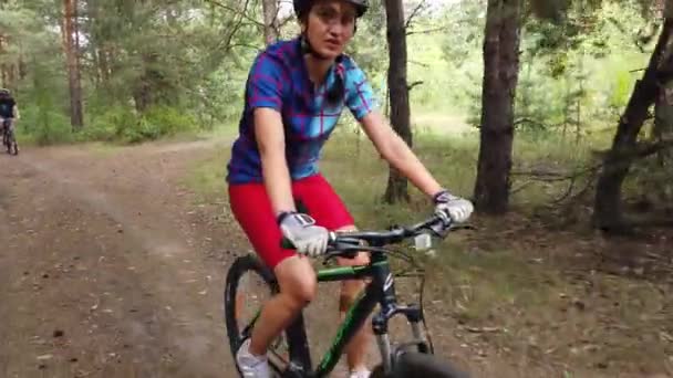 Kijev Ukrajna Európa 2019 Augusztus Kerékpározás Erdei Úton Egy Biciklis — Stock videók