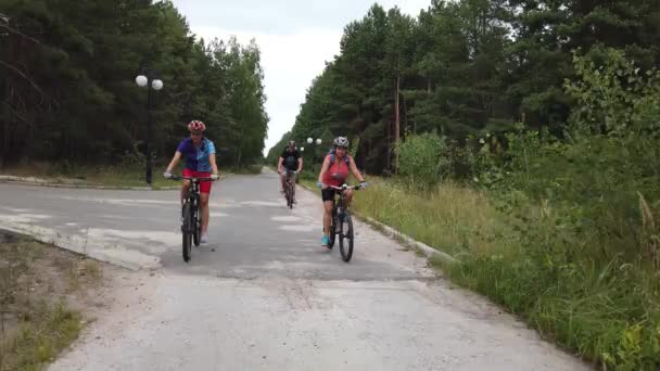 Kiev Oekraïne Europa Augustus 2019 Fietstocht Een Bosweg Een Fietser — Stockvideo