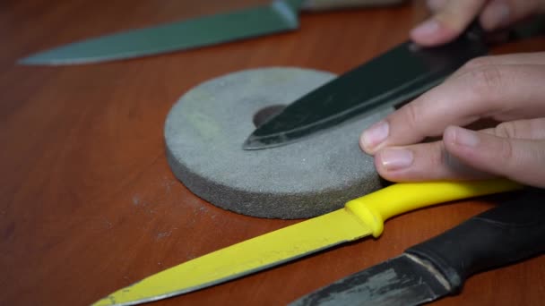 Las Manos Los Hombres Afilan Cuchillos Mesa Fondo Madera — Vídeo de stock