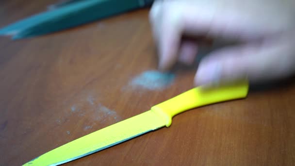 Erkeklerin Elleri Masa Bıçaklarını Keskinleştirir Ahşap Arkaplan — Stok video