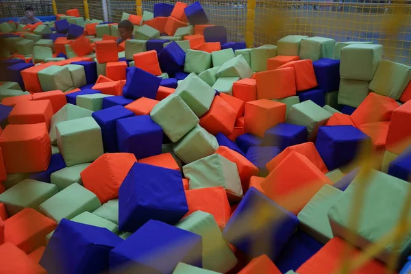 Дитячі різнокольорові кубики. Дитяча ігрова кімната. Кольорові соки — стокове фото