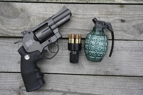 Vzduchová pistole, dekorativní plastový granát F1 s náboji do airgu — Stock fotografie