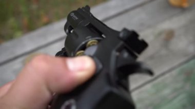 Kiev, Ukrayna, Avrupa - Ağustos 2019: Erkeklerin elleri bir hava tabancası dolduruyor. Havalı tüfekler. Fıçıdaki fişekler..