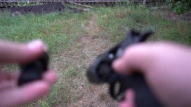 Kiev, Ukrayna, Avrupa - Ağustos 2019: Kadın elleri bir hava tabancası dolduruyor. Havalı tüfekler. Fıçıdaki fişekler..