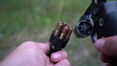 Kiev, Ukrayna, Avrupa - Ağustos 2019: Kadın elleri bir hava tabancası dolduruyor. Havalı tüfekler. Fıçıdaki fişekler..