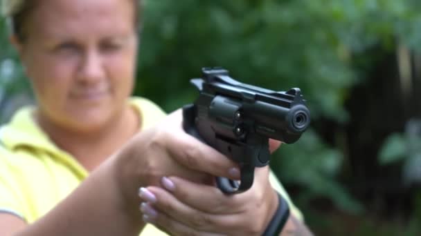 Rapariga Dispara Uma Pistola Pneumática Armas Nas Mãos Femininas Tiro — Vídeo de Stock