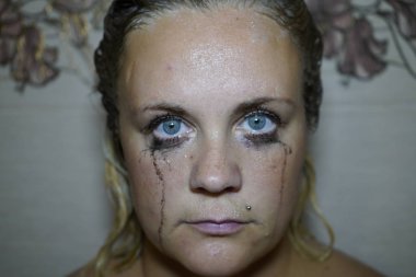 Kızın mavi gözlerine maskara akıtmış. Leaki 'li ıslak kız.