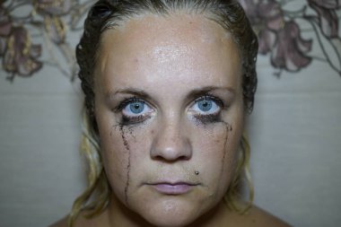 Kızın mavi gözlerine maskara akıtmış. Leaki 'li ıslak kız.