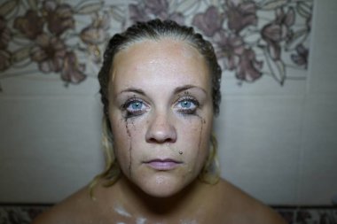 Kızın mavi gözlerine maskara akıtmış. Leaki 'li ıslak kız.