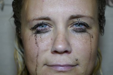 Kızın mavi gözlerine maskara akıtmış. Leaki 'li ıslak kız.